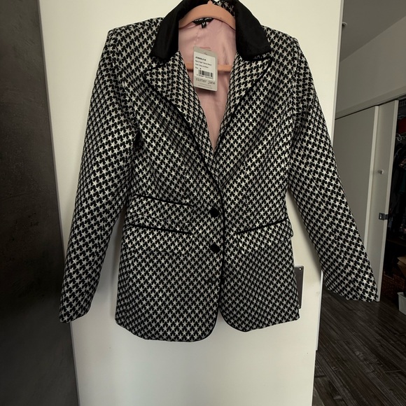 New Women's Black and White Star Patterened Blazer - Picture 3 of 6